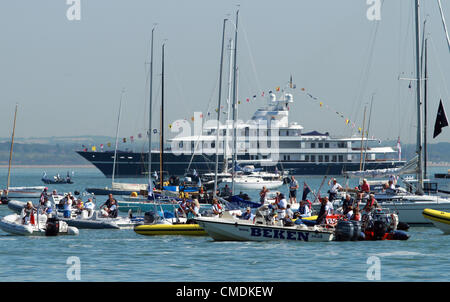 25 luglio 2012 Cowes, Regno Unito.HRH Queen Elizabeth II visita Cowes, Isle of Wight l'ultimo giorno del suo giubileo di Diamante Tour del Regno Unito. I Super Yacht Leander dietro un insieme di nervature come la regina svela una targa a ricordo della sua visita e prima di aprire ufficialmente Cowes RNLI stazione. Credito: Darren Toogood / Alamy Live News Foto Stock