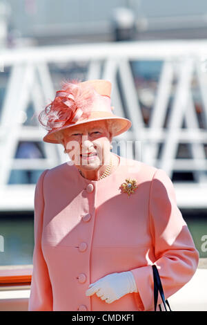 25 luglio 2012 Cowes, Regno Unito.HRH Queen Elizabeth II visita Cowes, Isle of Wight l'ultimo giorno del suo giubileo di Diamante Tour del Regno Unito. La regina svela una targa a ricordo della sua visita e prima di aprire ufficialmente Cowes RNLI stazione. Credito: Darren Toogood / Alamy Live News Foto Stock