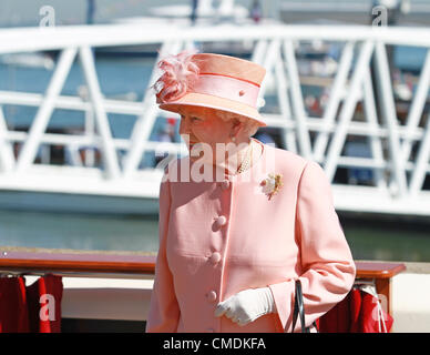 25 luglio 2012 Cowes, Regno Unito.HRH Queen Elizabeth II visita Cowes, Isle of Wight l'ultimo giorno del suo giubileo di Diamante Tour del Regno Unito. La regina svela una targa a ricordo della sua visita e prima di aprire ufficialmente Cowes RNLI stazione. Credito: Darren Toogood / Alamy Live News Foto Stock