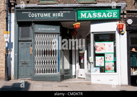 FOREST HILL, a sud di Londra, UK, 25 luglio 2012. Forest Hill a Lewisham, Londra Sud, è di essere una delle aree pilota di beneficiare di una quota di 1,5 milioni di GBP per la rigenerazione del suo centro storico. Il centro è stato uno dei 15 candidati di successo per il denaro assegnato dopo una revisione da parte del governo di Maria consigliere Portas. Questa è la seconda ondata del cosiddetto 'Portas piloti". Fotografia mostra Dartmouth Road. Credito: UrbanImages / Alamy Live News Foto Stock