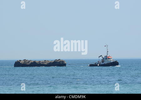 Il 25 luglio 2012. Nowhere isola arriva a Weymouth. Nowhere isola sarà off shore di Weymouth per la vela eventi del London 2012 Giochi Olimpici come visiting nazione insulare e che quindi si impegnano a 500 miglia di viaggio costiera intorno alla costa sud-occidentale nel corso dell'estate 2012. Credito: Grahame Howard / Alamy Live News Foto Stock