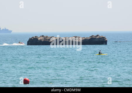 Il 25 luglio 2012. Nowhere isola arriva a Weymouth. Nowhere isola sarà off shore di Weymouth per la vela eventi del London 2012 Giochi Olimpici come visiting nazione insulare e che quindi si impegnano a 500 miglia di viaggio costiera intorno alla costa sud-occidentale nel corso dell'estate 2012. Credito: Grahame Howard / Alamy Live News Foto Stock