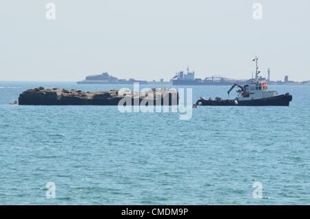 Il 25 luglio 2012. Nowhere isola arriva a Weymouth. Nowhere isola sarà off shore di Weymouth per la vela eventi del London 2012 Giochi Olimpici come visiting nazione insulare e che quindi si impegnano a 500 miglia di viaggio costiera intorno alla costa sud-occidentale nel corso dell'estate 2012. Credito: Grahame Howard / Alamy Live News Foto Stock