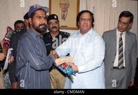 Diritto di Sindh Ministro, Ayaz Soomro distribuisce il premio in denaro al funzionario di polizia sulla loro efficienza durante la distribuzione dei premi cerimonia di premiazione che si terrà al carcere centrale in Hyderabad Mercoledì, 25 Luglio 2012 Foto Stock