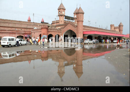 Acqua di pioggia accumulati a stazione ferroviaria dopo il diluvio a Lahore Mercoledì, 25 luglio 2012. Foto Stock