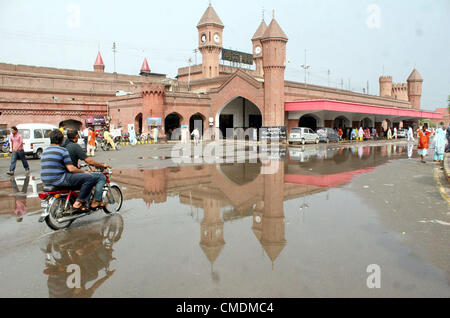 Acqua di pioggia accumulati a stazione ferroviaria dopo il diluvio a Lahore Mercoledì, 25 Luglio 2012 Foto Stock