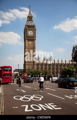 Londra, Regno Unito. Mercoledì 25 Luglio 2012. Giochi lane sulla piazza del parlamento di Westminster che conduce alla casa del Parlamento e la torre del Big Ben sul percorso olimpico di rete. Il trasporto è un problema enorme in e intorno a Londra 2012 Giochi Olimpici. Con molte strade chiuse al traffico regolare, le inevitabili problemi si verificano. Credito: Michael Kemp / Alamy Live News Foto Stock