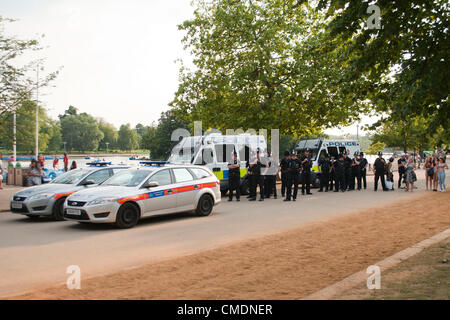 Londra, Regno Unito. 25/07/12. Dopo una seconda notte di violenze in Hyde Park, i funzionari di polizia, compresi gli ufficiali dal Galles, la tattica di gruppo di supporto e la sezione del cane, implementare una sezione 60 ed ha cominciato a interrompere la ricerca giovani accanto alla serpentina area lacustre. Foto Stock