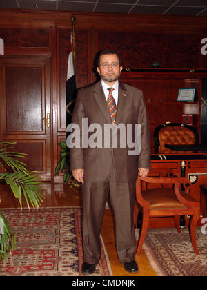 18 ottobre 2011 - Il Cairo, il Cairo, Egitto - Egyptian nominato Primo Ministro Hisham Qandil, presso il palazzo presidenziale di Cairo, Egitto, 25 luglio 2012. Il Presidente egiziano Mohammed Morsi chiamato il paese del nuovo Primo Ministro il 24 luglio e a sua volta egli ha promesso di formare un gabinetto tecnocratica in coordinamento con il presidente. Hisham Qandil, chi è stato il Ministro dell acqua e di irrigazione nell'armadio in uscita, è stato chiesto dai morsi di formare un nuovo governo (credito Immagine: © Presidenza egiziana APA/images/ZUMAPRESS.com) Foto Stock