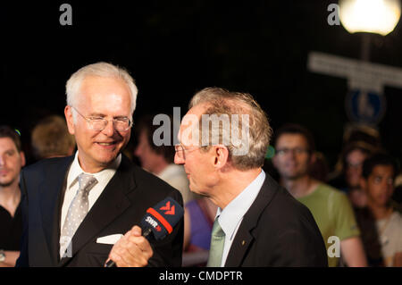 STUTTGART, Germania - 25 Luglio: Harald Schmidt, il più famoso talkmaster tedesco, è intervistando Stuttgart signore sindaco Wolfgang Schuster come un ospite al pubblico visualizzazione della premiere dell'opera di Mozart "Don Giovanni" nella parte anteriore del palazzo dell'Opera a Stoccarda in Germania il 25 luglio 2012. Foto Stock