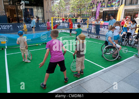 Luglio 25, 2012 - Cardiff Wales, Regno Unito. Cardiff prende il via il primo giorno delle Olimpiadi di Londra 2012 . Cardiff City consiglio su i vostri marchi eventi sportivi sono stati tenuti per bambini e famiglie in tutto il centro della città in una delle più calde giornate più soleggiate dell'anno. Foto Stock