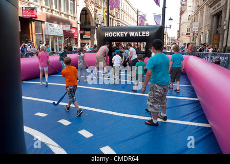 Luglio 25, 2012 - Cardiff Wales, Regno Unito. Cardiff prende il via il primo giorno delle Olimpiadi di Londra 2012 su St Mary Street . Cardiff City consiglio su i vostri marchi eventi sportivi sono stati tenuti per bambini e famiglie in tutto il centro della città in una delle più calde giornate più soleggiate dell'anno. KATHY DEWITT Foto Stock