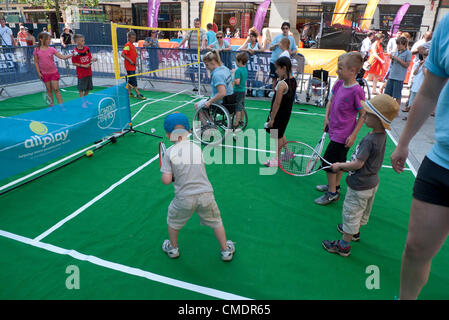 Luglio 25, 2012 - Cardiff Wales, Regno Unito. Cardiff prende il via il primo giorno delle Olimpiadi di Londra 2012 . Cardiff City consiglio su i vostri marchi eventi sportivi sono stati tenuti per bambini e famiglie in tutto il centro della città in una delle più calde giornate più soleggiate dell'anno. Foto Stock