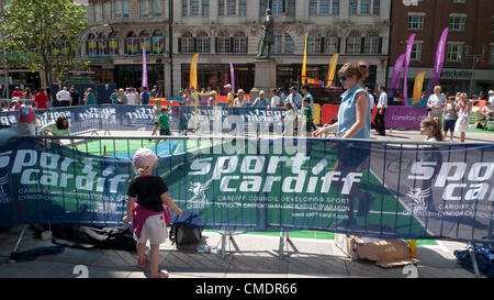 Luglio 25, 2012 - Cardiff Wales, Regno Unito. Cardiff prende il via il primo giorno delle Olimpiadi di Londra 2012 . Cardiff City consiglio su i vostri marchi eventi sportivi sono stati tenuti per bambini e famiglie in tutto il centro della città in una delle più calde giornate più soleggiate dell'anno. Foto Stock