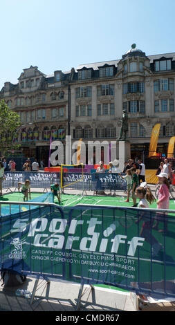 Luglio 25, 2012 Cardiff Wales, Regno Unito. Cardiff prende il via il primo giorno delle Olimpiadi di Londra 2012 . Cardiff City consiglio su i vostri marchi eventi sportivi sono stati tenuti per bambini e famiglie in tutto il centro della città in una delle più calde giornate più soleggiate dell'anno. Foto Stock