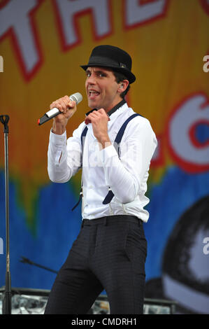 Luglio 21, 2012 - Moscow, Russia - Luglio 21,2012. Nella foto: cantante britannico Mika eseguendo a Mosca, Russia. (Credito Immagine: © PhotoXpress/ZUMAPRESS.com) Foto Stock