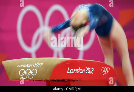 Londra, Inghilterra, Regno Unito. Il 26 luglio 2012. Un ginnasta esegue sulla volta durante una sessione di formazione a North Greenwich Arena di Londra. Il London 2012 Giochi Olimpici avranno inizio ufficialmente il 27 luglio 2012. Foto Stock