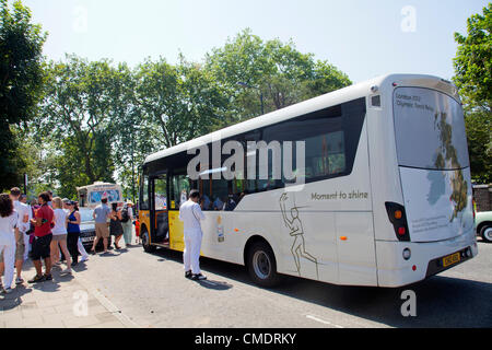 26 luglio 2012, Giovedì, Olympic 2012 Torcia tra relè e di Lambeth Wandsworth (con alcuni torchbearers da Kensington & Chelsea gamba) e spettatori, Clapham Common, Londra, Regno Unito . Foto Stock