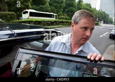 Tokyo, Giappone. 26 Luglio, 2012. Nicola Furlong il padre Andrew entra in un taxi dopo aver lasciato la famiglia di Tokyo corte. Un 19-anno-vecchio musicista americano in Giappone è caricato con Ms a strangolo Furlong, 21, alla morte in una sistemazione di hotel di Tokyo nel maggio 2012. Foto Stock