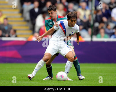 JORGE ENRIQUEZ & CHUYOUNG PARK MESSICO V SUD KORE MESSICO V COREA DEL SUD St James Park Newcastle Inghilterra 26 Luglio 2012 Foto Stock