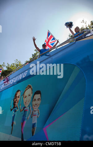 26 luglio 2012, la Torcia Olimpica, Clapham Common, Londra, Regno Unito - 12.54 h . Sponsor, Samsung, galleggiante davanti a relè torcia Foto Stock