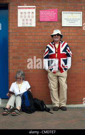 Manchester, Regno Unito. 26 Luglio, 2012. Due Gran Bretagna fans attendere al di fuori di Old Trafford, Manchester United, terra dove il primo calcio alle Olimpiadi corrisponda al terreno sono state per essere giocato più tardi nel pomeriggio. Uruguay v Emirati Arabi Uniti doveva essere seguita dalla Gran Bretagna v Senegal, 26-07-2012 Foto Stock