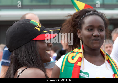 Manchester, Regno Unito. 26 Luglio, 2012. Due ventole senegalesi al di fuori di Old Trafford, Manchester United, terra dove il primo Olympic per le partite di calcio in corrispondenza del suolo sarà giocato più tardi nel pomeriggio. Uruguay v Emirati Arabi Uniti sarà seguita dalla Gran Bretagna v Senegal, 26-07-2012 Foto Stock