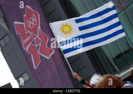 Manchester, Regno Unito. 26 Luglio, 2012. Una ventola sventola la bandiera uruguayano al di fuori di Old Trafford, Manchester United, terra dove il primo calcio alle Olimpiadi corrisponda al terreno sono state per essere giocato più tardi nel pomeriggio. Uruguay v Emirati Arabi Uniti doveva essere seguita dalla Gran Bretagna v Senegal, 26-07-2012 Foto Stock