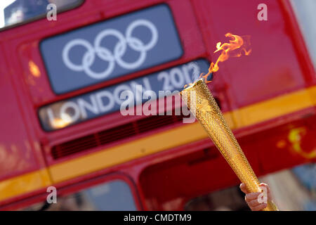 26.07.2012. Londra, Inghilterra. La torcia olimpica è portato di fronte ad un bus in Oxford Street a Londra, in Gran Bretagna, 26 luglio 2012. Il London 2012 Giochi Olimpici avranno inizio il 27 luglio 2012. Foto Stock