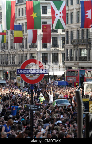 Londra, Regno Unito. 26 Luglio, 2012. La torcia olimpica è portato da René Fasel - Membro del CIO e presidente della Federazione internazionale di hockey su ghiaccio , attraverso Londra la capitale della moda di Oxford Circus. - 26 Luglio 2012 Foto Stock