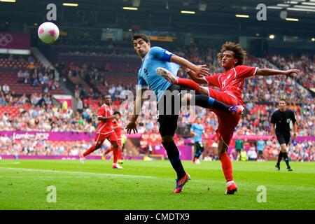 26.07.2012 Manchester, Inghilterra. Uruguay avanti Luis Suárez in azione durante il primo turno gruppo A mens match tra gli Emirati arabi uniti e Uruguay a Old Trafford. Foto Stock