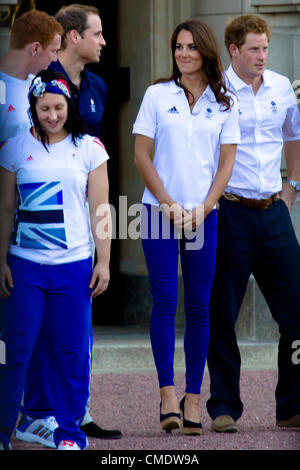 26 Luglio 2012: Kate Middleton, il principe William e il principe Harry soddisfare la fiamma olimpica fuori Buckingham Palace. Foto Stock