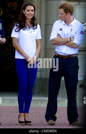 26 Luglio 2012: Kate Middleton, il principe William e il principe Harry soddisfare la fiamma olimpica fuori Buckingham Palace. Foto Stock