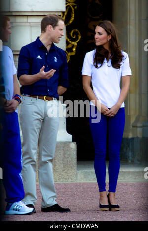 26 Luglio 2012: Kate Middleton, il principe William e il principe Harry soddisfare la fiamma olimpica fuori Buckingham Palace. 2222 Foto Stock