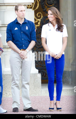 26 Luglio 2012: Kate Middleton, il principe William e il principe Harry soddisfare la fiamma olimpica fuori Buckingham Palace. 2222 Foto Stock