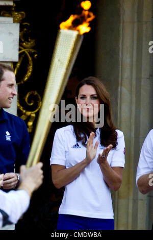 26 Luglio 2012: Kate Middleton, il principe William e il principe Harry soddisfare la fiamma olimpica fuori Buckingham Palace. 2222 Foto Stock