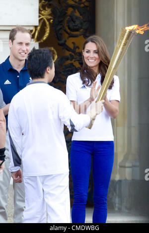 26 Luglio 2012: Kate Middleton, il principe William e il principe Harry soddisfare la fiamma olimpica fuori Buckingham Palace. 2222 Foto Stock