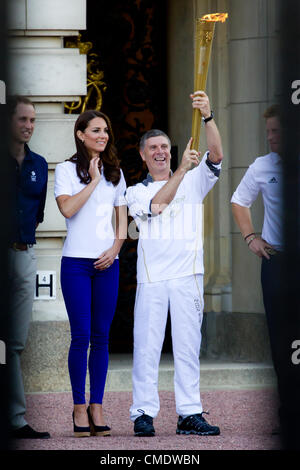 26 Luglio 2012: Kate Middleton, il principe William e il principe Harry soddisfare la fiamma olimpica fuori Buckingham Palace. 2222 Foto Stock