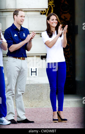 26 Luglio 2012: Kate Middleton, il principe William e il principe Harry soddisfare la fiamma olimpica fuori Buckingham Palace. 2222 Foto Stock