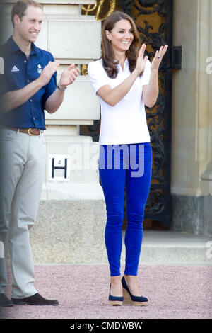 26 Luglio 2012: Kate Middleton, il principe William e il principe Harry soddisfare la fiamma olimpica fuori Buckingham Palace. 2222 Foto Stock