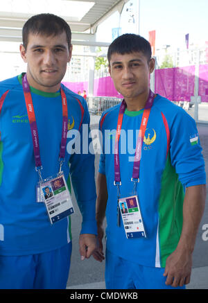 Il 26 luglio 2012. Londra REGNO UNITO. Gli atleti olimpici. I membri dell'Uzbekistan Boxing team (sinistra) Abbas Atoev, (destra) Fazliddin Gaibnazarov Foto Stock