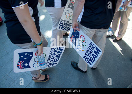 Il 26 luglio 2012. Londra REGNO UNITO. Gli atleti olimpici. Funzionari con cartelli per australiano del team olimpico Foto Stock