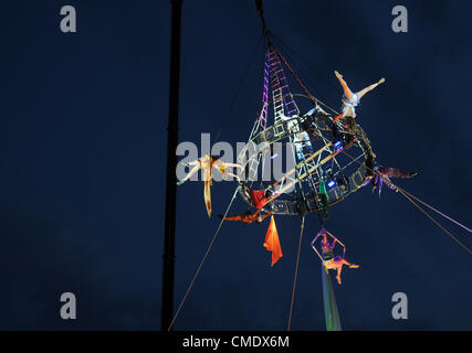 Artisti eseguono nella battaglia di venti avanti olimpica di cerimonia di apertura a Weymouth Dorset, Gran Bretagna, UK. 26/07/2012 foto da: Dorset Servizio media Foto Stock