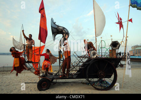 Artisti eseguono nella battaglia di venti avanti olimpica di cerimonia di apertura a Weymouth Dorset, Gran Bretagna, UK. 26/07/2012 foto da: Dorset Servizio media Foto Stock