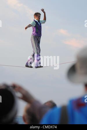 Corda walker. Funambolo. Artisti eseguono nella battaglia di venti avanti olimpica di cerimonia di apertura a Weymouth Dorset, Gran Bretagna, UK. Foto Stock