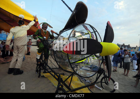 Artisti eseguono nella battaglia di venti avanti olimpica di cerimonia di apertura a Weymouth Dorset, Gran Bretagna, UK. 26/07/2012 foto da: Dorset Servizio media Foto Stock