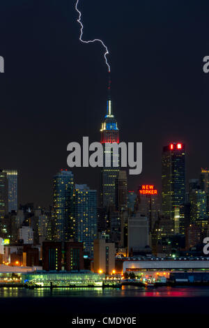 Il fulmine colpisce l'antenna sulla cima dell'Empire State Building di New York City durante un temporale estivo di giovedì, 26 luglio 2012. Foto Stock