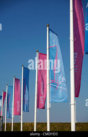 Weymouth, Regno Unito mercoledì 25 luglio 2012. Ultimi preparativi per le Olimpiadi a Weymouth, Regno Unito. Vela olimpica banner che soffia nella brezza a Nola dove gli spettatori possono guardare la vela eventi Foto Stock