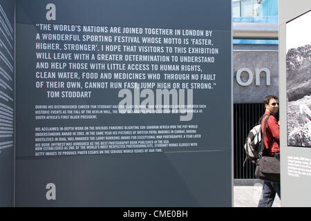 Londra, UK: giovedì 26 luglio 2012. "Prospettive" - una mostra gratuita di lavoro dal pluripremiato photograper Tom Stoddart ha appena aperto a Londra e sarà in mostra in tutto i Giochi Olimpici e Paraolimpici. La open-air display è al più Londra Riverside, tra il Municipio e HMS Belfast e comprende settanta-otto immagini in bianco e nero presi da tutto il mondo durante la Stoddart's insigne carriera in cui ha visitato più di cinquanta paesi e documentati tali eventi storici come la caduta del muro di Berlino, l'assedio di Sarajevo e l elezione di Nelson Mandela come Sud Af Foto Stock