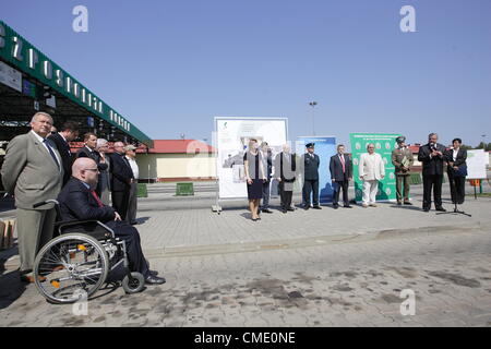 Grzechotki, Polonia venerdì 27th, Luglio 2012 conferenza stampa presso la Polonia - Russia varcare il confine tra Grzechotki (POL) e Mamonowo (RUS) villaggi. Polacchi e russi possono muoversi attraverso il confine con l'enclave russa di Kaliningrad (Kaliningrad Oblast) , sulla Polonia del nord della frontiera orientale, come del venerdì. Il viaggiare senza visto è il risultato di un accordo bilaterale sul cosiddetto "croce piccolo traffico di frontiera" firmato tra la Polonia e la Russia nel dicembre dello scorso anno. Foto Stock